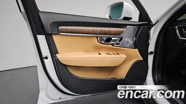 Volvo V90 Cross Country 2021 — Photo 8/37