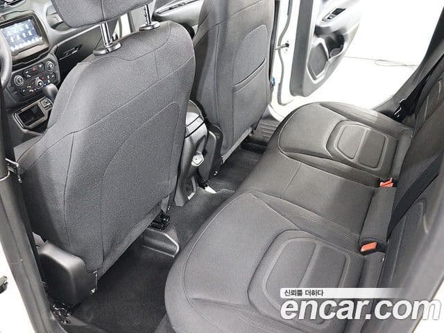 Jeep Renegade 2022 — Фото 17/20