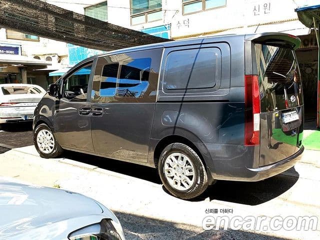 Hyundai Staria 2023 — Фото 3/19