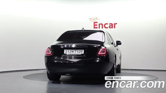 Rolls-Royce Ghost 2021 — ფოტო 15/35