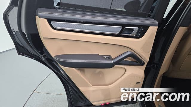 Porsche Cayenne 2023 — Şəkil 22/36