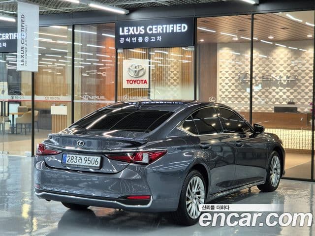Lexus ES300h 2025 — Photo 2/19