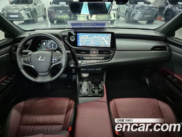 Lexus ES300h 2025 — Photo 1/19