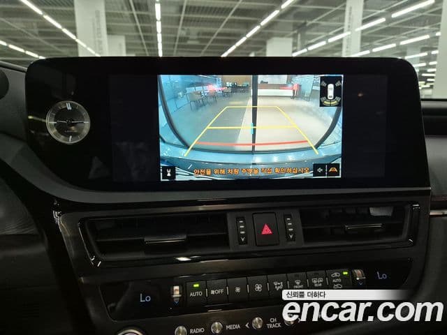 Lexus ES300h 2025 — Photo 14/19