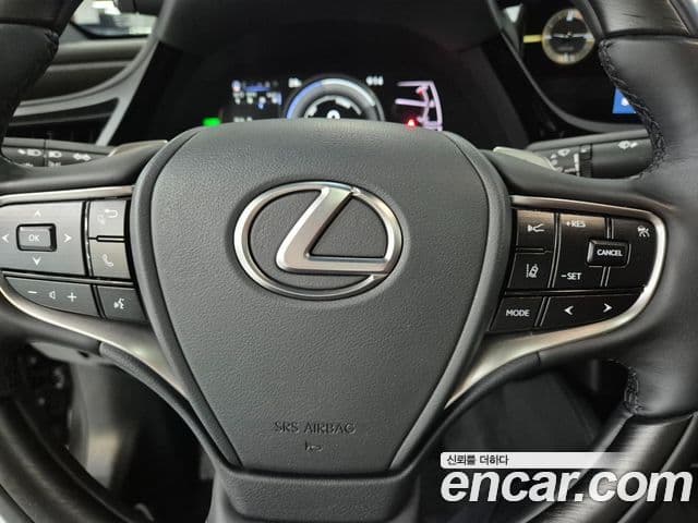 Lexus ES300h 2025 — Photo 8/19