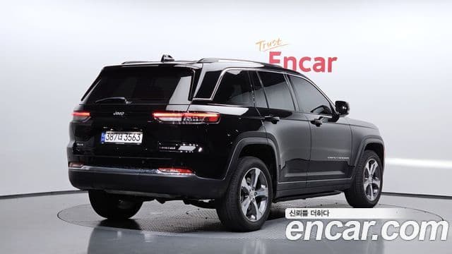 Jeep Grand Cherokee 2023 — Фото 2/20