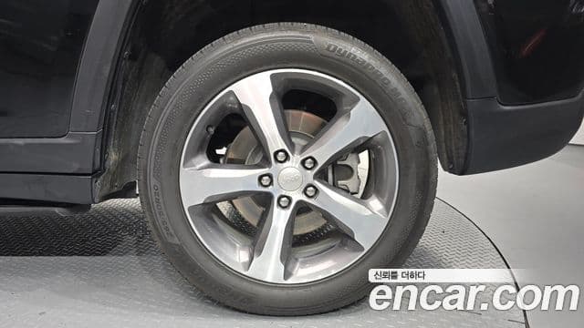 Jeep Grand Cherokee 2023 — Photo 16/31