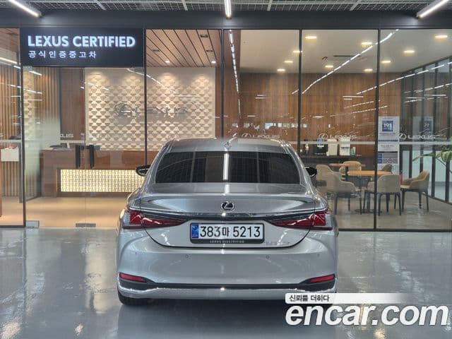 Lexus ES300h 2025 — Şəkil 8/19