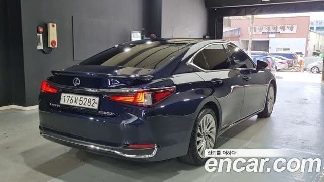 Lexus ES300h 2021 — Şəkil 8/18