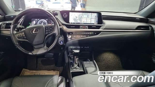 Lexus ES300h 2021 — Şəkil 9/18