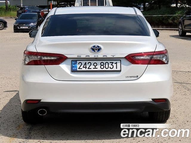 Toyota Camry 2024 — ფოტო 13/20