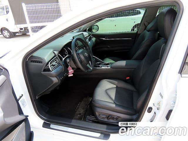 Toyota Camry 2024 — ფოტო 19/20