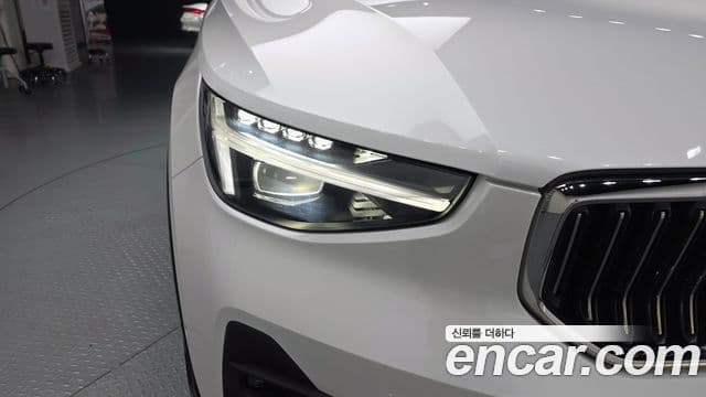 Volvo XC40 2024 — Photo 2/31