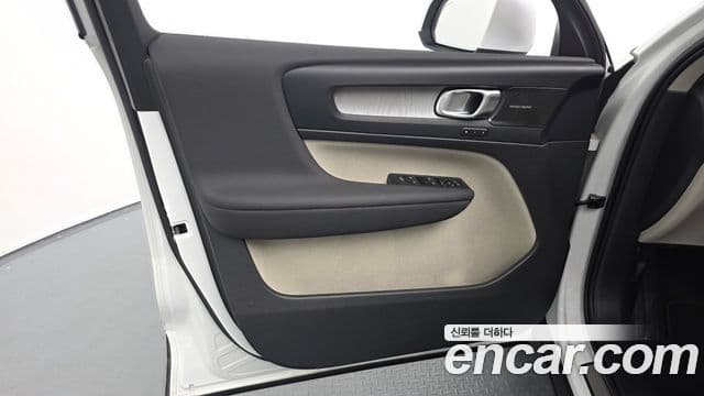 Volvo XC40 2024 — Photo 7/31