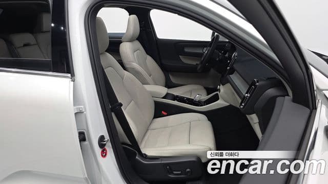 Volvo XC40 2024 — Photo 19/31