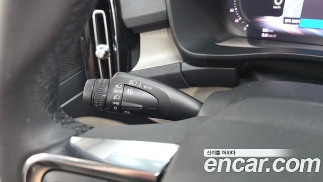 Volvo XC40 2024 — Photo 9/31