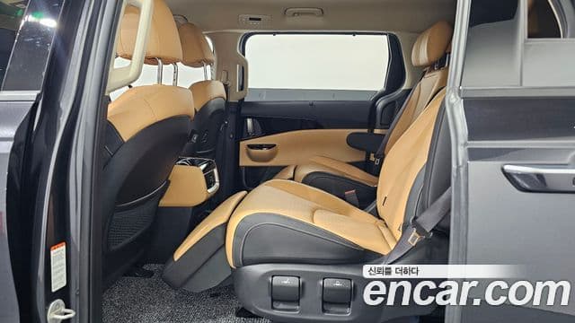 Kia Carnival 2022 — ფოტო 22/37