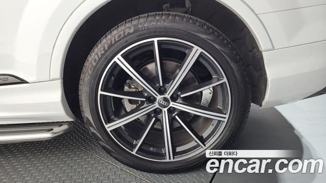 Audi Q7 2021 — Photo 14/35