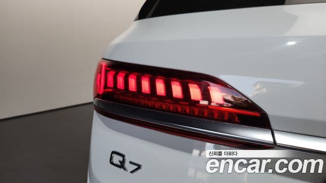 Audi Q7 2021 — Photo 8/35