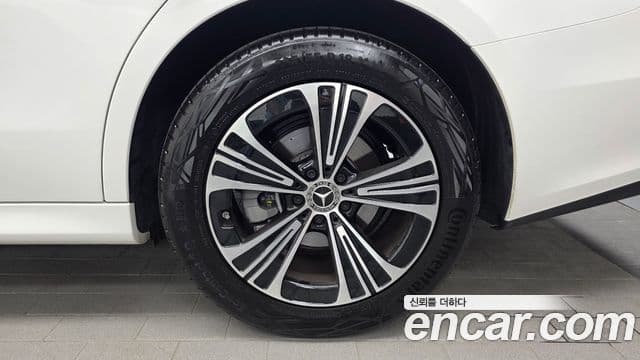 Mercedes-Benz E-Class 2025 — ფოტო 33/35