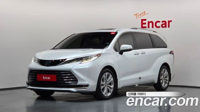 Toyota Sienna 2022 — Фото 1/20