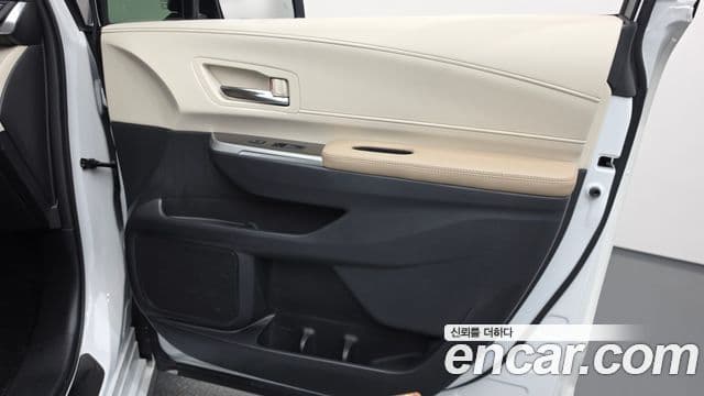 Toyota Sienna 2022 — Şəkil 33/37