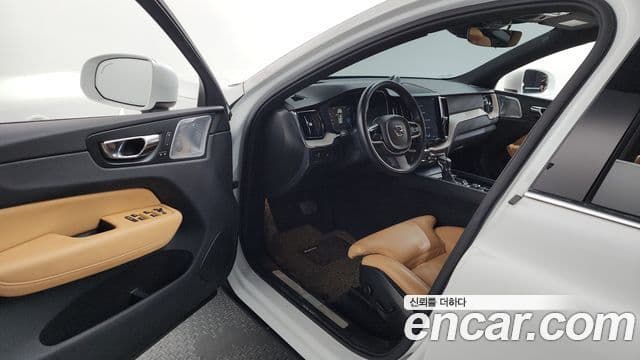 Volvo XC60 2018 — Фото 10/20