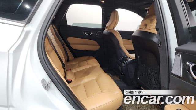 Volvo XC60 2018 — Фото 18/20