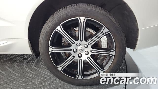 Volvo XC60 2018 — Şəkil 26/35