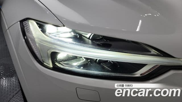 Volvo XC60 2018 — Şəkil 5/35