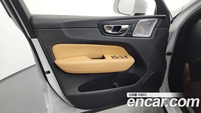 Volvo XC60 2018 — Şəkil 35/35
