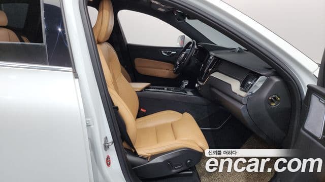 Volvo XC60 2018 — Şəkil 13/35