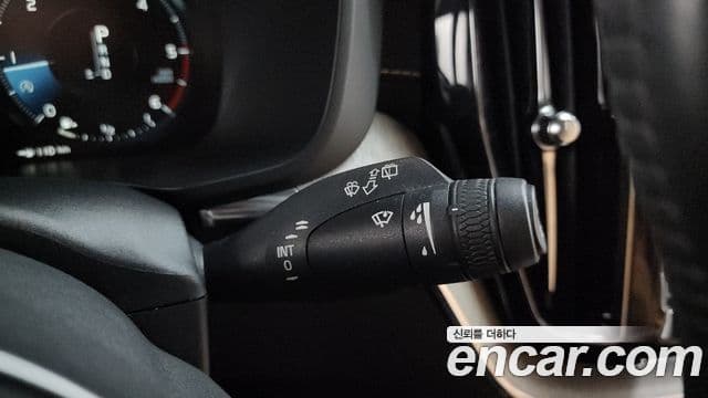 Volvo XC60 2018 — Şəkil 11/35
