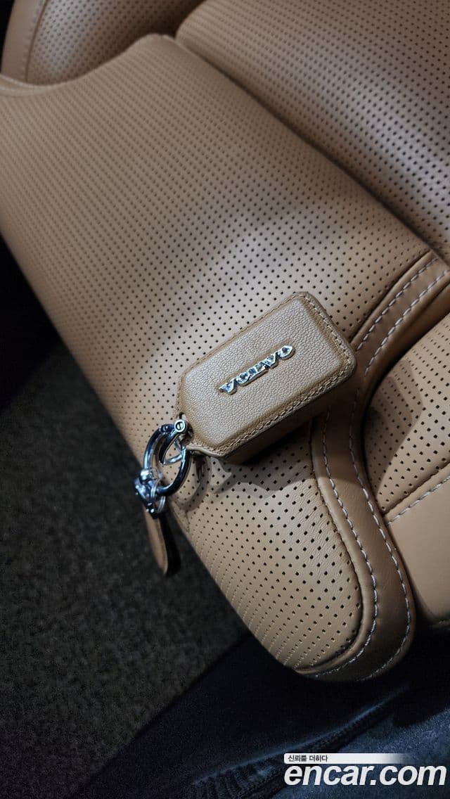 Volvo XC60 2018 — Şəkil 19/35