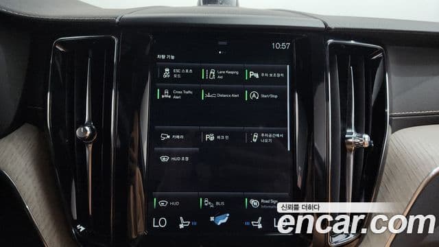 Volvo XC60 2018 — Şəkil 16/35