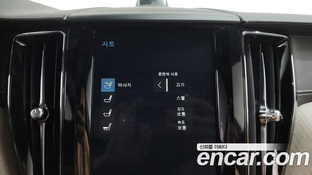Volvo XC60 2018 — Şəkil 33/35