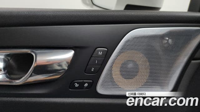 Volvo XC60 2018 — Şəkil 21/35