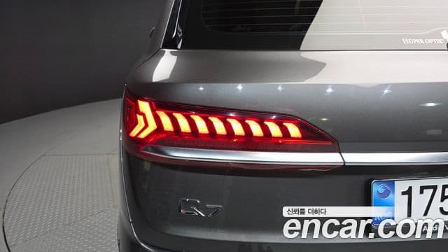 Audi Q7 2020 — Photo 19/37