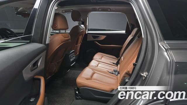 Audi Q7 2020 — Photo 8/37