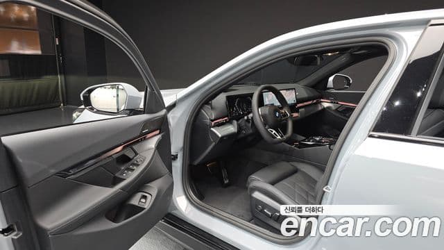 BMW 5 Series 2025 — Фото 10/20