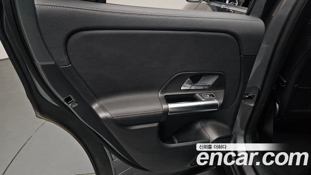 Mercedes-Benz GLA-Class 2021 — Photo 13/35