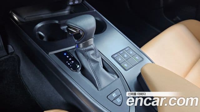 Lexus UX250h 2023 — Фото 9/20