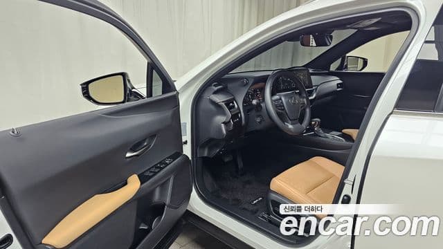 Lexus UX250h 2023 — Фото 10/20