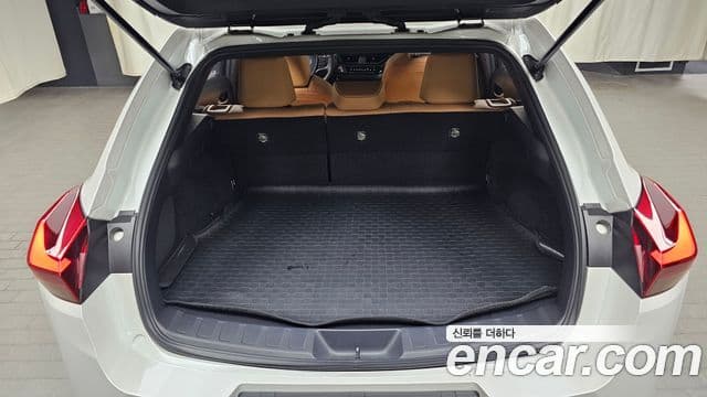 Lexus UX250h 2023 — Фото 17/20