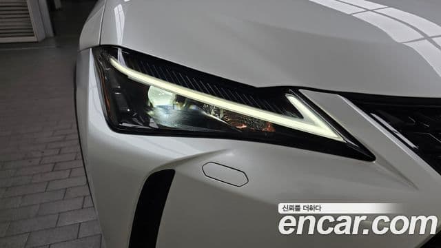 Lexus UX250h 2023 — Photo 20/30