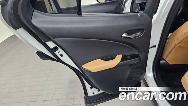 Lexus UX250h 2023 — Photo 24/30