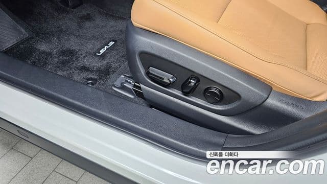 Lexus UX250h 2023 — Photo 11/30