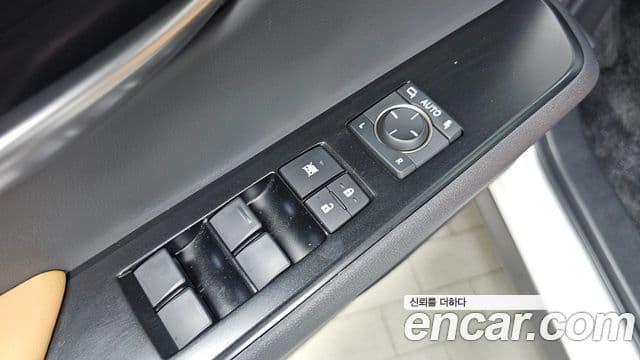 Lexus UX250h 2023 — Photo 25/30