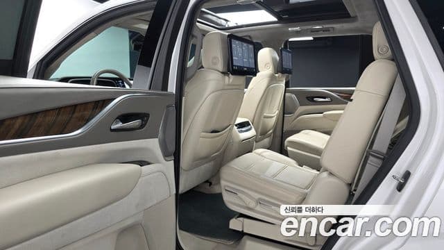 Cadillac Escalade 2021 — Photo 19/20