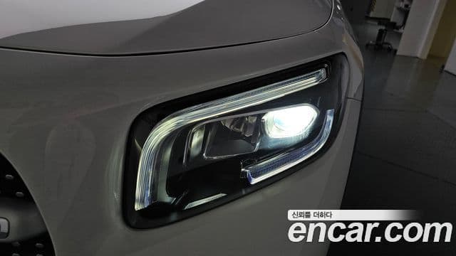 Mercedes-Benz GLB-Class 2023 — Şəkil 24/34